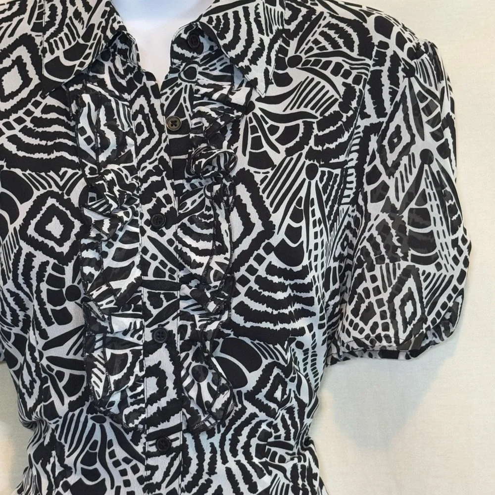 H-21 Spense Black & White Ruffled Lined Short Sleeve Button Down Blouse‎ Size M